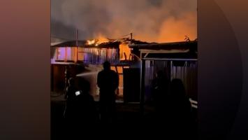 Explozie, urmată de un incendiu violent în Dej. Două garaje au ars din temelii după ce o butelie a sărit în aer