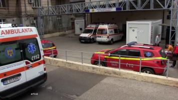 Una din cele trei surori din Bacău, care au fost spălate cu soluţie pentru oi, în stare gravă. O altă fetiţă din Suceava internată cu o zi înainte