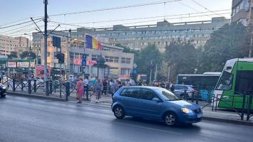 Jandarm înjunghiat sub privirile călătorilor, într-o staţie de tramvai din Bucureşti. Atacatorul a fost prins după 4 ore de căutări