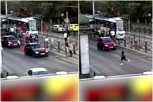 Momentul în care un jandarm este înjunghiat de un muncitor într-o staţie de tramvai din Capitală. De la ce a pornit bătaia