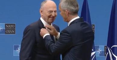 Mircea Geoană, decorat de Jens Stoltenberg după ce a plecat de la NATO: "A fost onoarea vieţii mele"