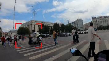 În ce stare se află tânăra lovită pe trecere, la Piaţa Victoriei, de poliţistul aflat în misiune