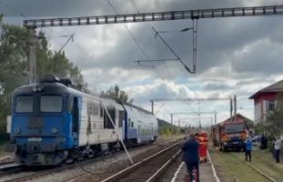 Locomotiva unui tren de călători s-a aprins din senin într-o gară din judeţul Cluj