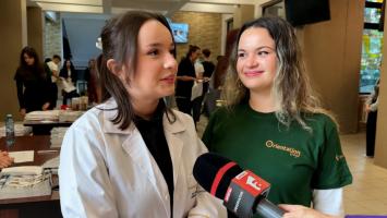 Două surori cu visuri mari au intrat de mână pe uşa Facultăţii de Medicină din Iaşi. Bianca şi Carina vor să devină medici şi să-şi facă părinţii mândri