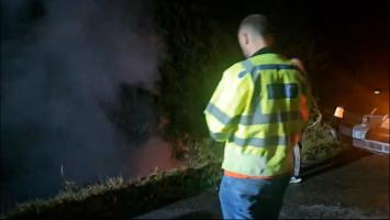 La un pas de moarte: maşina i-a luat foc, apoi a căzut într-o râpă de 10 metri. Şoferul s-a salvat în ultima clipă