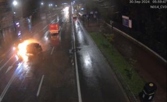 Accident frontal şocant, filmat pe un bulevard din Iaşi. Maşina unei fete de 19 ani a luat foc după impactul devastator