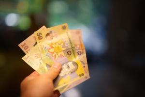 2,3 milioane de români vor avea venituri mai mari cu până la 100 de lei fără să facă nimic. Măsura anunţată de autorităţi