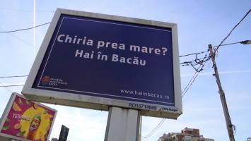 Clujenii s-au trezit cu panouri prin care sunt îndemnaţi să se mute în Bacău. "Chiria prea mare?"