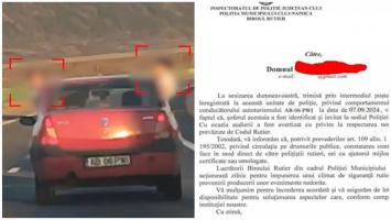 Şofer filmat mergând pe A3, cu doi copii pe jumătate ieşiţi pe geamurile din spate. Răsturnare de situaţie după un prim "răspuns" al Poliţiei