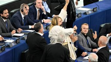 Şoşoacă s-a plâns de decizia CCR exact unde a făcut scandal monstru în iulie: în Parlamentul European. S-a ales cu o sală goală şi indemnizaţia tăiată