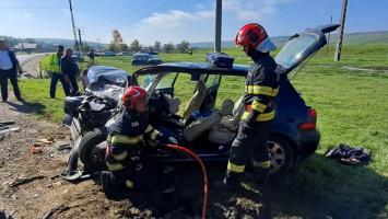 Volkswagen făcut praf de TIR, pe un drum din Vaslui. În maşină se aflau cinci persoane, dintre care una a rămas blocată între fiare