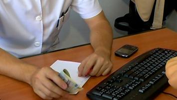 800 de lei şi 100 de lire sterline, mita primită pentru o cezariană de o doctoriţă la un spital public din Craiova