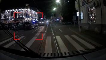 Un tânăr s-a jucat cu nervii vatmanilor din Iaşi, după ce şi-a parcat maşina pe linia de tramvai. Găsit după o oră de poliţişti, a venit amuzat şi în pijamale