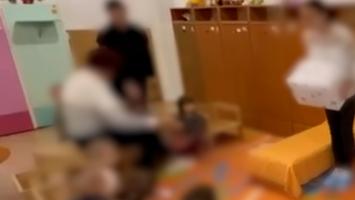 Educatoarea care a lovit peste cap o fetiţă de un an şi 8 luni pentru că plângea a demisionat doar după izbucnirea scandalului