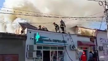 Incendiu uriaş în Drobeta Turnu-Severin. Acoperişurile mai multor imobile au fost cuprinse de foc, după un scurtcircuit la o priză