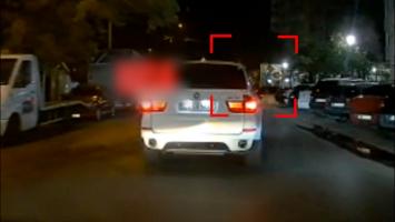 Un tânăr de 15 ani iese pe geamul unui BMW şi trage mai multe focuri de armă pe o stradă din Bucureşti. Cum a reacţionat când a văzut mascaţii la uşă