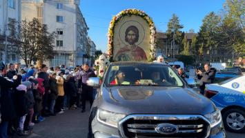 Procesiune cu moaştele Sfântului Ioan cel Nou în Suceava. Zeci de credincioşi de la spitalul din Fălticeni s-au rugat pentru sănătate