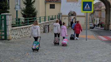 Burse şcolare 2024: când intră banii pe card. Data la care va fi virată prima tranşă din acest an şcolar