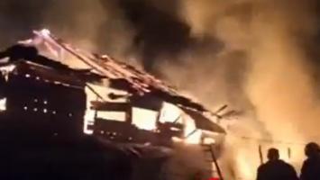 O casă din Albeştii de Argeş a fost distrusă din temelii. De la ce a pornit incendiul care a făcut-o scrum