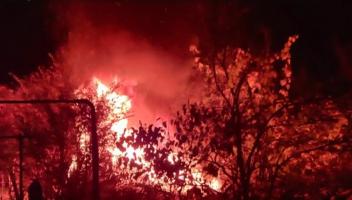 Casă mistuită de flăcări în Dej. Disperat, proprietarul a încercat să stingă incendiul cu o găleată de apă