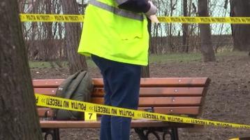 Moarte misterioasă în Arad. O femeie a fost găsită fără suflare într-o fosă septică, în mijlocul unui parc. Era în canalizare de cel puţin 3 ani