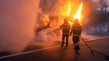 Un microbuz în care se aflau 11 muncitori a ars ca o torţă, pe DN 24, în Iaşi. Cauza incendiului