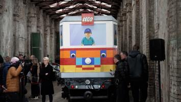 Cum arată primul tramvai construit din LEGO. "Jucăria" uriaşă, din 1,8 milioane de piese, a fost prezentată la Budapesta