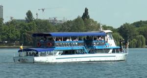 Plimbări cu vaporașul în Herăstrău de 1 Mai. Familiile au profitat de vremea bună pentru relaxare pe lac