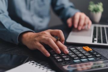 "Cum să investeşti sume mici", printre cele mai căutate sintagme pe Google