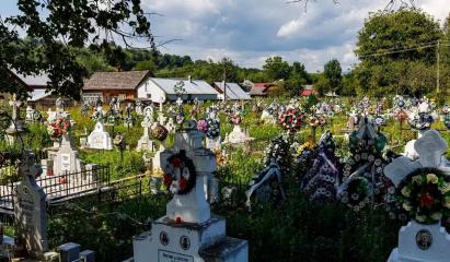 Bărbat din Neamţ, cercetat pentru profanare după ce a furat crucea soacrei ca să se răzbune pe soţie