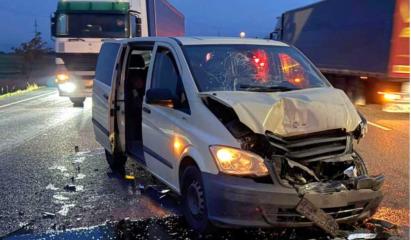 Patru persoane rănite în urma unui accident între o autoutilitară şi un microbuz, în judeţul Giurgiu