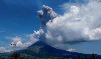 Erupţie spectaculoasă a unui vulcan din Indonezia. Autorităţile au emis alertă