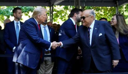 Preşedintele Donald Trump îl graţiază pe Rudy Giuliani, fost avocat personal