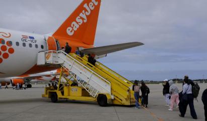 Zbor întârziat 12 ore după ce o familie ar fi încercat să transporte cadavrul bunicii, pretinzând că doarme