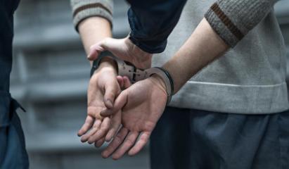 Bărbat din Hunedoara, întors din străinătate, şi-a ucis în bătaie partenera, pe fondul geloziei și alcoolului