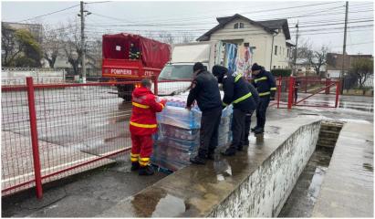 Un donator anonim a adus peste 3.000 de litri de apă localnicilor din Câmpina, afectați de criza de la Paltinu