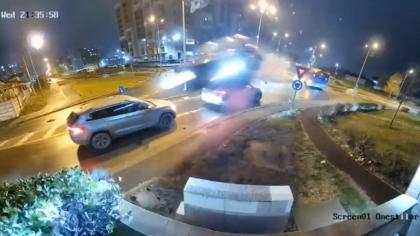 Cascadorie fără voie în Oradea. Un şofer a zburat pur şi simplu cu maşina într-un sens giratoriu