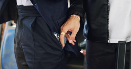 Un bărbat din Cluj a furat un telefon şi s-a folosit de aplicaţia bancară. Prejudiciul: 270.000 de lei