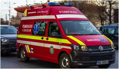 O adolescentă a căzut de la etajul 2 după ce ar fi confundat geamul dormitorului cu uşa. Se certase cu mama sa