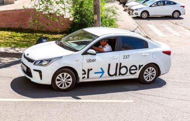 Tânără de 19 ani din Timişoara, hărţuită de un şofer Uber. Bărbatul a făcut accident în timp ce o atingea