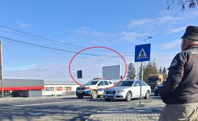 O femeie, lovită pe trecere de un camion în Dej. Şoferul spune că n-a văzut semnul din cauza altuia mai mare