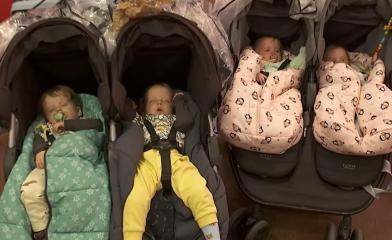 O femeie din Germania, însărcinată cu gemeni pentru a treia oară. Mai are 3 copii din prima căsătorie