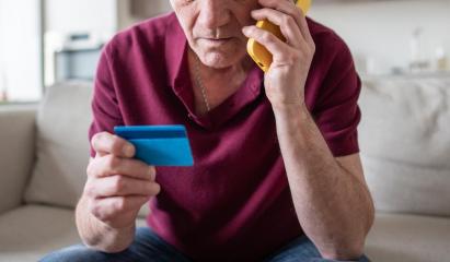 Înșelăciunea "ancheta secretă". Cum sunt convinşi oamenii de falşi poliţişti să-şi golească conturile bancare