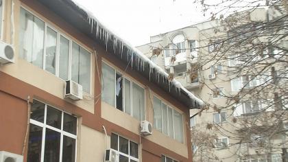 Bucureştenii, obligaţi să facă slalom printre bălţi şi să se ferească de ţurţuri. Ce amenzi s-au dat până acum