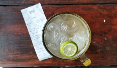 Clienţii unui club din Ploiești s-au luat la bătaie cu agenţii de pază după ce şi-au văzut nota de plată