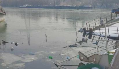 Poluare pe Dunăre cu ulei şi carburant, în zona Giurgiu, după scufundarea unei nave. Anunţul Apelor Române