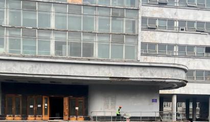 A supravieţuit după ce a căzut de la etajul zece. Ce a salvat-o pe tânăra de 16 ani din Rusia