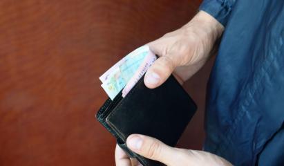 Bătrân de 72 de ani, atacat în plină zi pe o stradă din Cernavodă. I-au smuls din mână 13.000 de lei