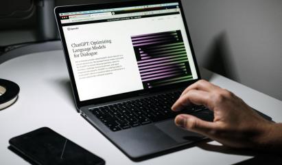 Chat GPT testează reclame pentru utilizatori. Acestea vor fi influenţate de discuţiile purtate