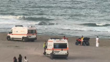 "Vedeţi cu cine am de-a face?" Dialogul dintre un salvamar şi un turist care vrea în apă pe steag roşu